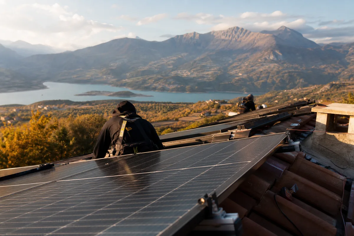 Durée de vie d'une installation solaire dans l'Embrunais, au-dessus du lac de Serre-Ponçon : le retour des chantiers